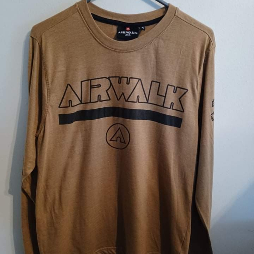 Airwalk brown logo tee with long sleeves, men’s size medium